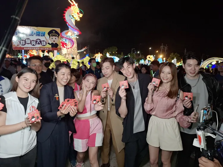 圓圓（左三）巧遇南投縣長許淑華（左二）。南投縣政府提供