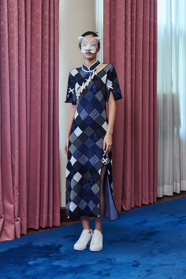 針織洋裝利用旗袍廓形結合斜切剪裁。品牌提供