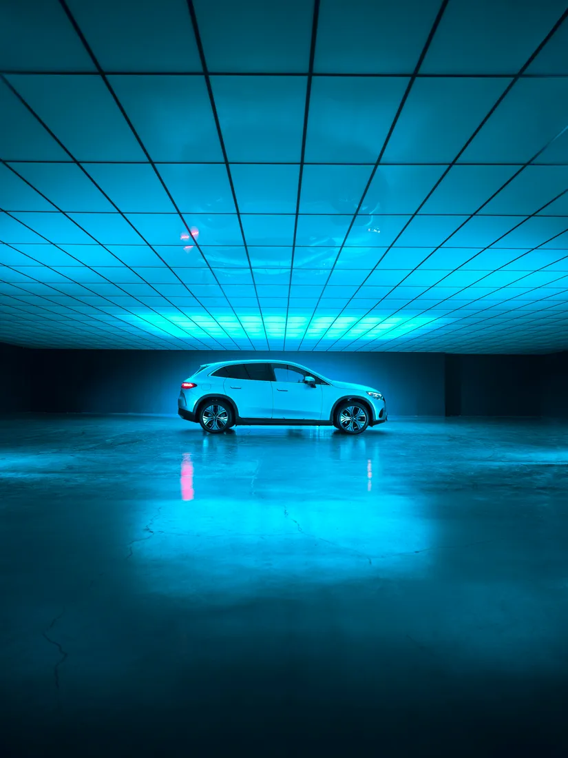 EQE SUV轴距达3,030mm，提供舒适乘坐空间与前卫的运动化外观。原厂照片