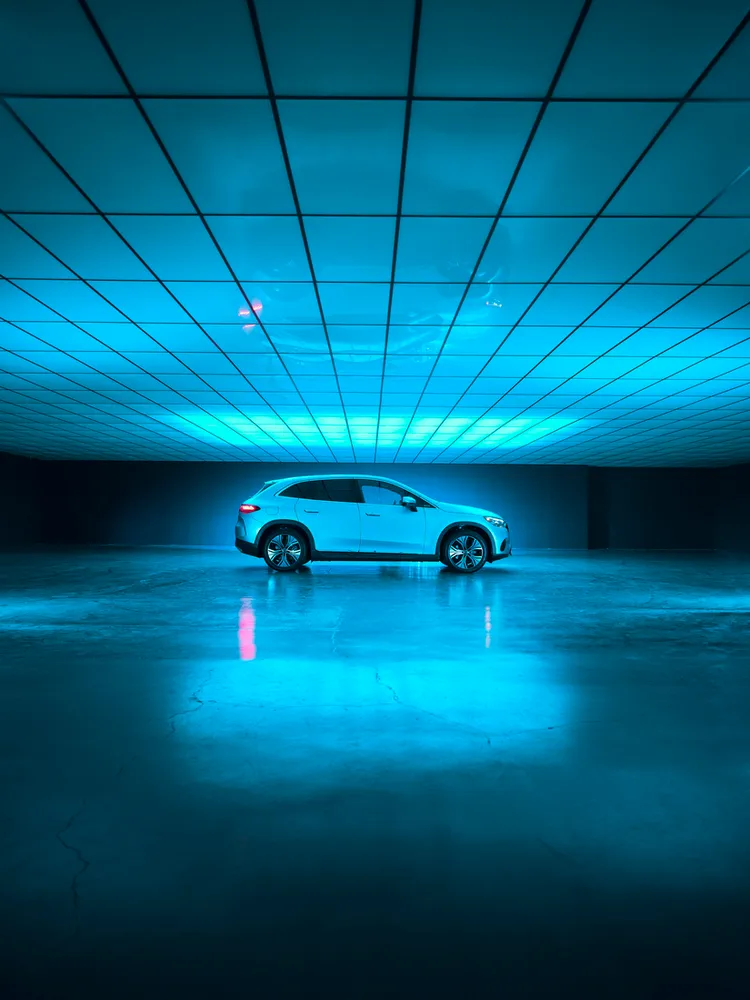 EQE SUV軸距達3,030mm，提供舒適乘坐空間與前衛的運動化外觀。原廠照片