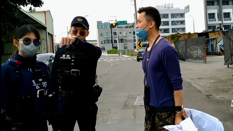 警方為防自傷傷人，予以上銬約束。投訴人提供