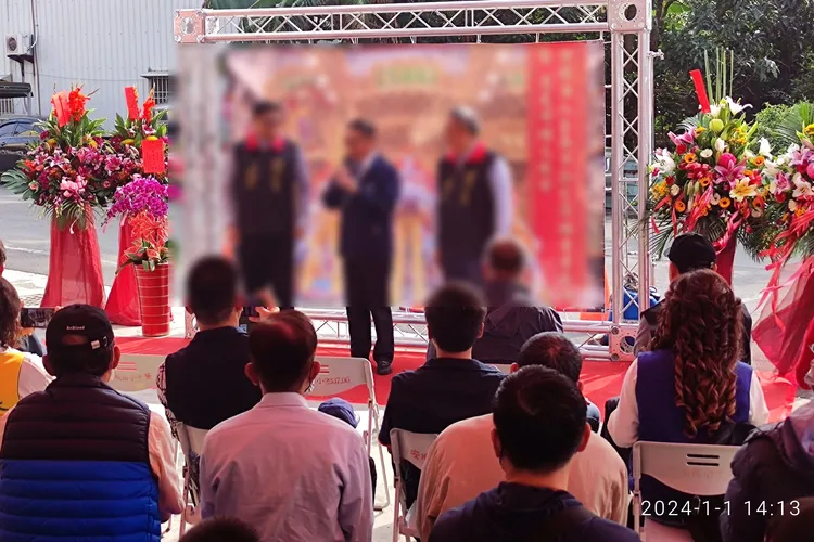 老闆(左)身兼寺廟負責人，今年元旦舉辦廟慶活動。讀者提供