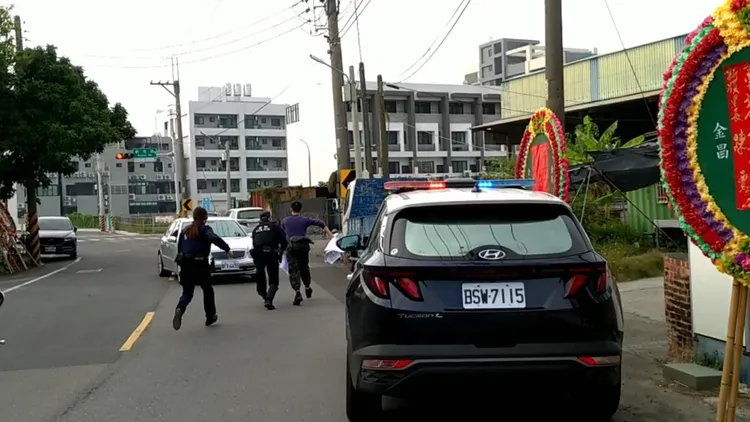 他追上賓士，遭警方制止。投訴人提供