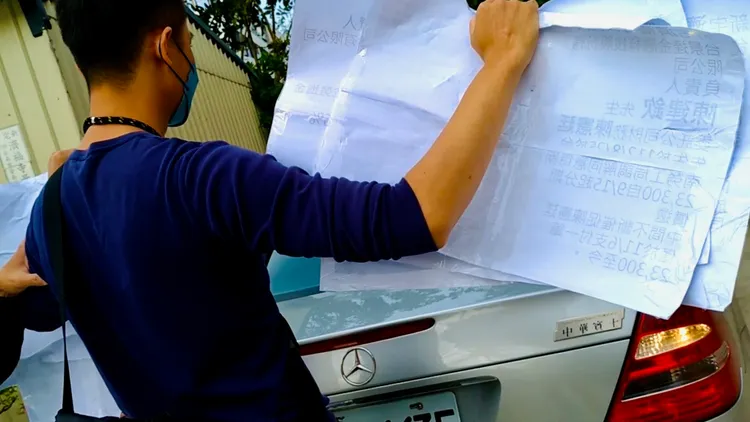 他擋住賓士車不讓老闆離去。投訴人提供