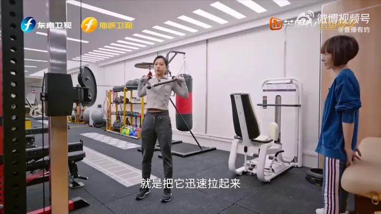 賈玲（左）接受陳魯豫專訪，示範健身過程。翻攝魯豫有約微博