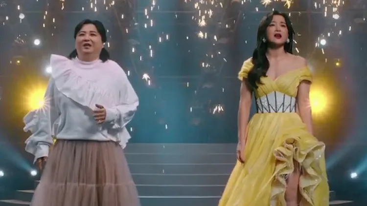 一胖一瘦的賈玲同框演唱電影歌曲《一切都來得及》。翻攝電影熱辣滾燙微博