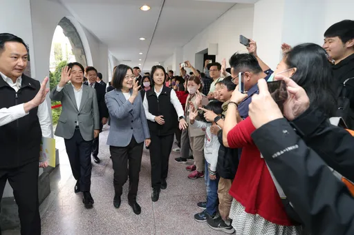 總統府開工！蔡英文合體賴清德拜年　被索簽名神回這句大家都笑了