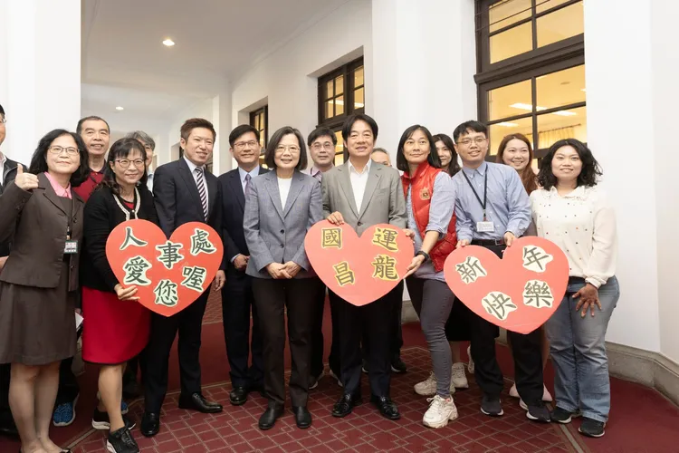 蔡英文跟賴清德開工拜年。府提供