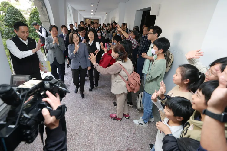 蔡賴倆向民眾熱情揮手。府提供