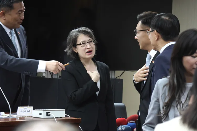 蕭美琴離場前跟現場立委寒喧。彭欣偉攝