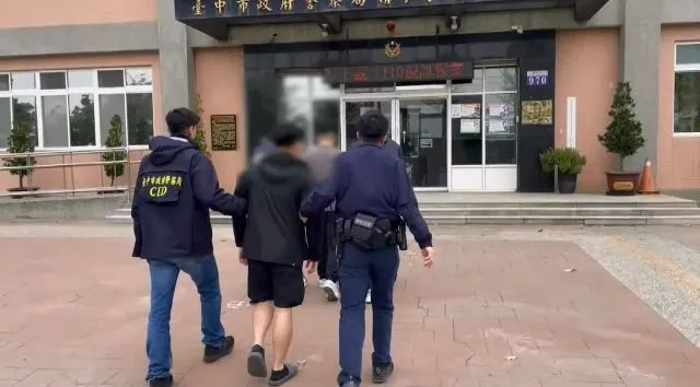 警方帶回3名嫌犯中的賴男（後方）及陳男。民眾提供