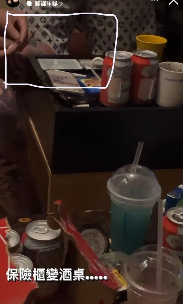 發文者特別標出19歲警專妹同桌友人擺放疑似K他命及吸食器具(白色方框處)。翻攝自臉書「靠北police」