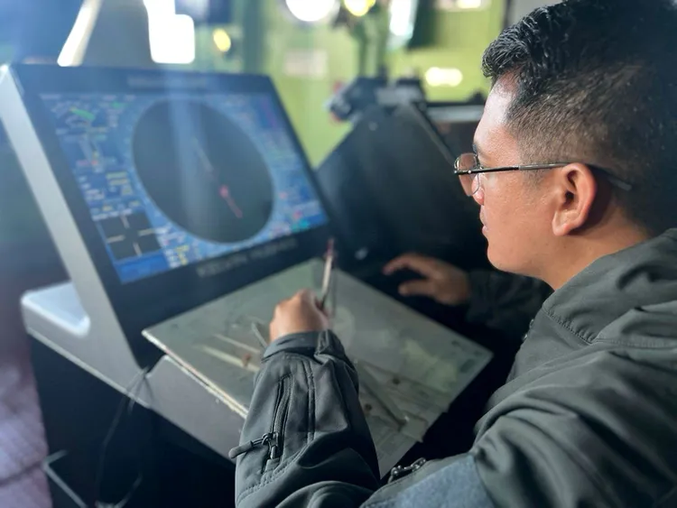 一名菲律賓海軍士兵9日在南海進行的菲美第3次海上合作行動中演練海軍相關技能。（菲律賓武裝部隊西部軍區提供）中央社