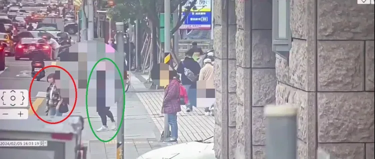 陳沂（紅圈）當時準備過馬路，藍褲男（綠圈）尾隨其後伺機動手。翻攝畫面