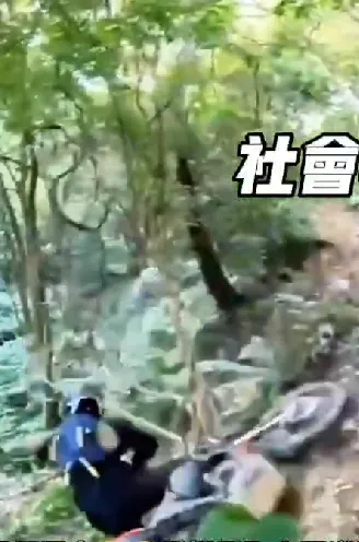 下秒慘摔。翻攝自社會事新聞