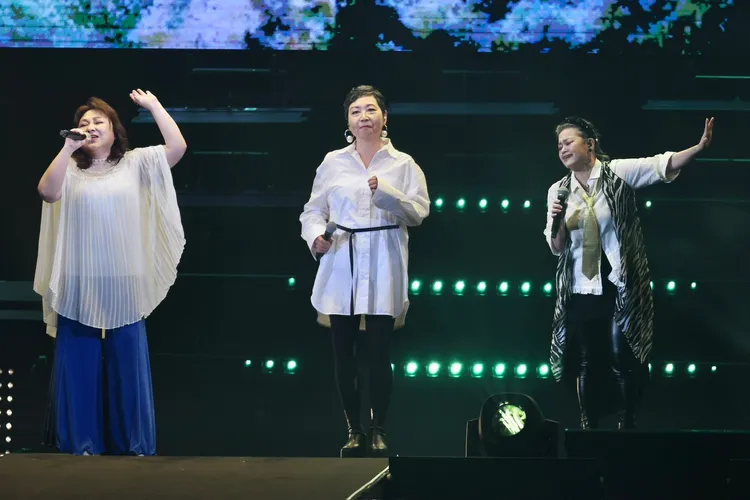 鄭怡（左起）、王新蓮、金智娟同台演唱。林林攝