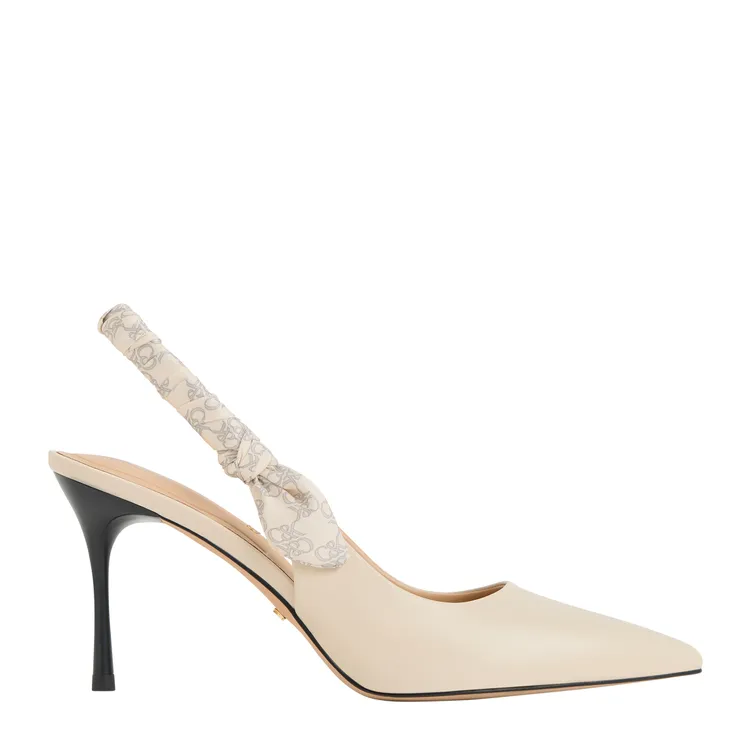 皮革後帶細跟鞋，3390元。品牌提供