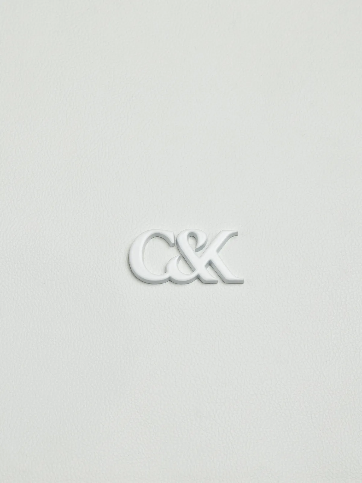 印花將「C」、「K」2字母結合並以浮雕立體方式呈現。品牌提供