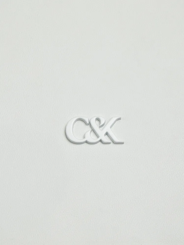 印花將「C」、「K」2字母結合並以浮雕立體方式呈現。品牌提供