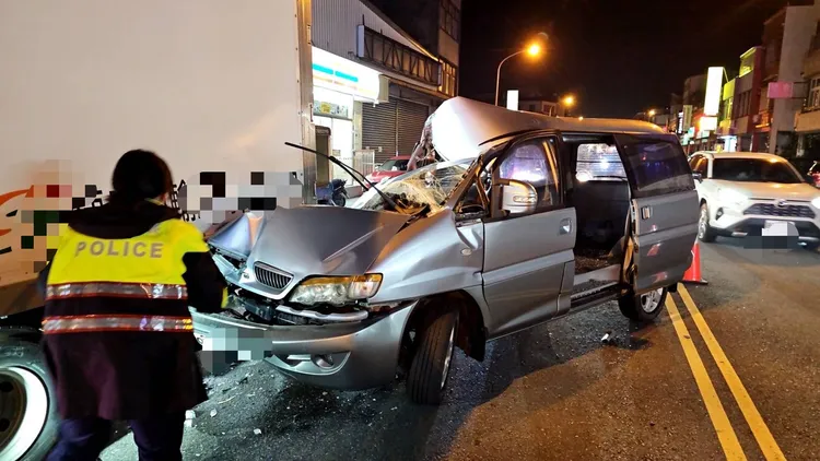 廂型車受損嚴重。民眾提供