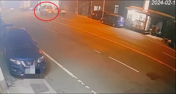 廂型車追撞在路邊併排停車卸貨的物流車，造成廂型車駕駛受傷送醫。民眾提供