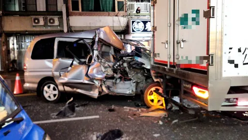 苗栗物流車併排停車卸貨 廂型車高速追撞!駕駛受傷送醫