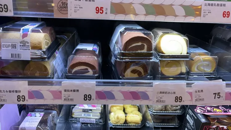 還有網友也去全聯觀賞提拉米蘇捲，並寫道：「應該是同一批的」。翻攝《路上觀察學院》社團