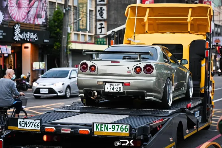 不少網友陸續分享捕捉到這台戰神的身影，網友寫道：「我大哥的車」。翻攝《路上觀察學院》社團