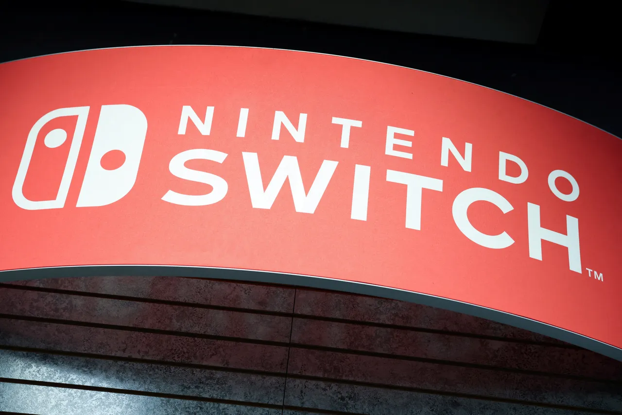 任天堂將遊戲主機Switch的年度銷量預測調高至1550萬組。路透社