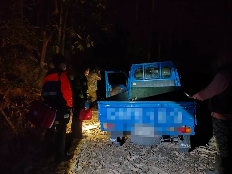 警消找到謝員及表哥駕駛的小貨車。民眾提供