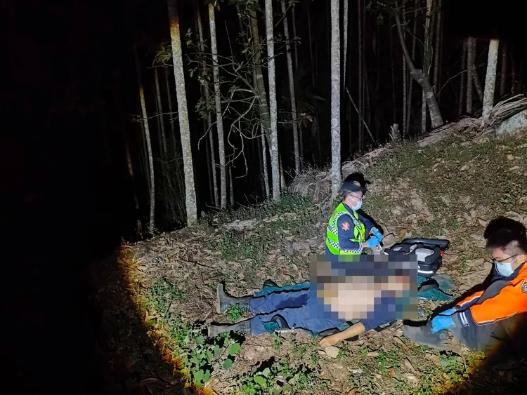 救護人員今天凌晨1時許接觸中彈的謝姓員警，送醫搶救仍不治。民眾提供