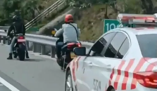 2重機騎上國道遭紅斑馬攔下開罰　汽車1家3口看戲爆歡呼聲