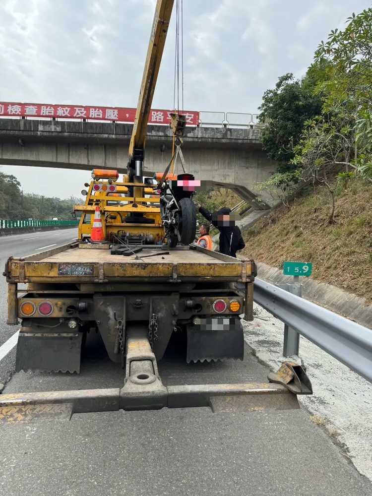 警方將重機拖走，並對2名騎士開罰。民眾提供