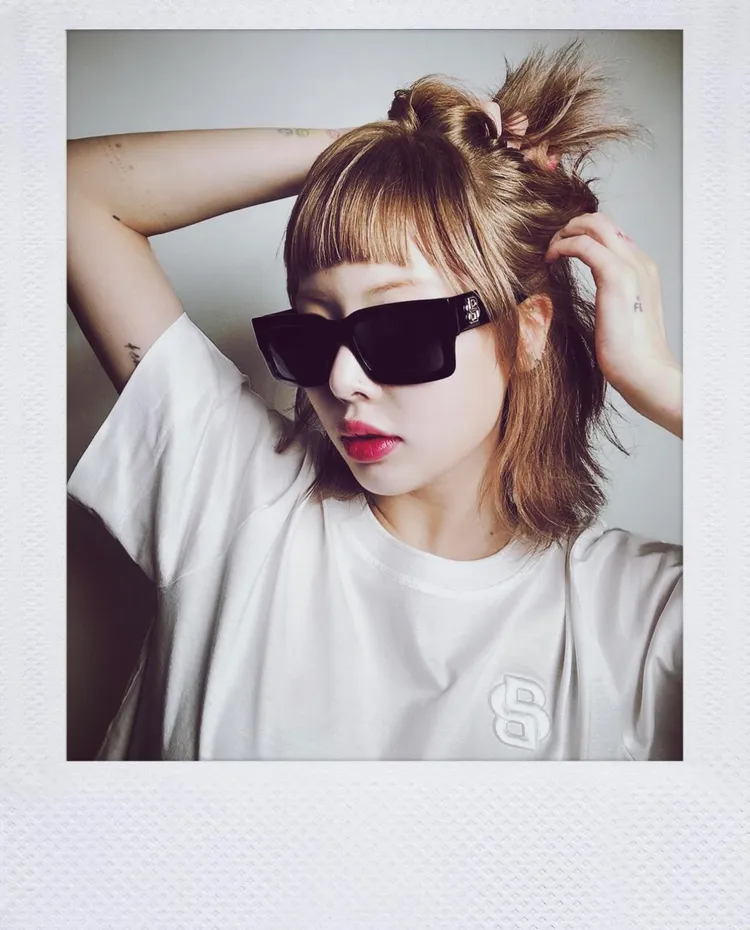 泫雅擺出酷帥表情。品牌提供