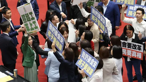 黃捷、徐巧芯立院開戰！他點出這關鍵：違規先輸一半