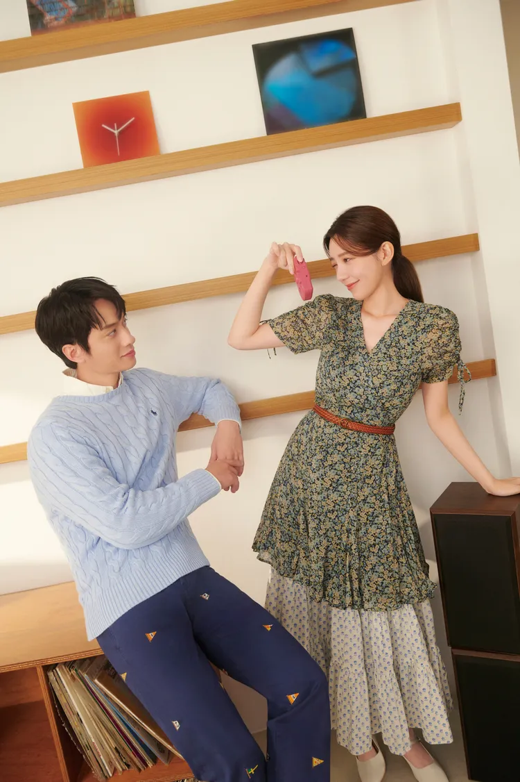 劉俊謙（左）換上麻花針織上衣、郭雪芙（右）身穿浪漫碎花洋裝。品牌提供