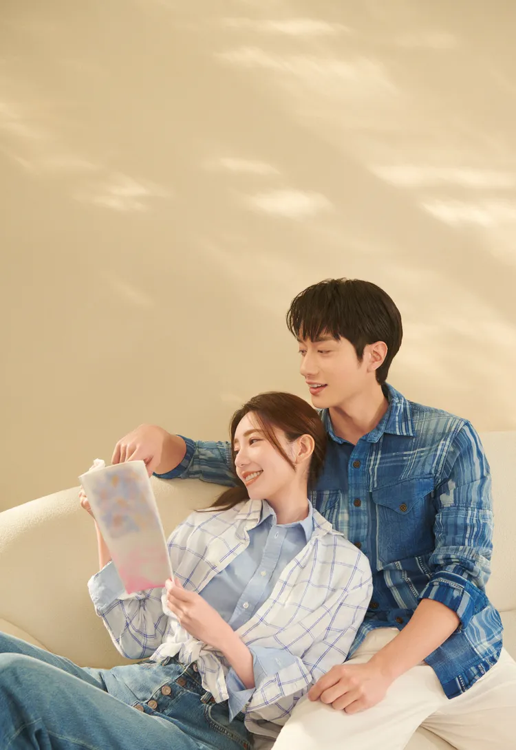 郭雪芙（左）、劉俊謙（右）以不同深淺的藍色調襯衫作為情侶裝。品牌提供