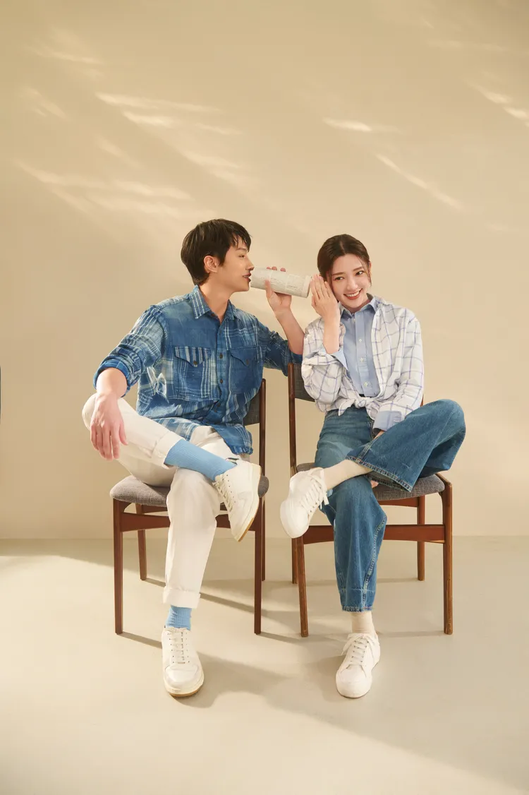 劉俊謙（左）、郭雪芙（右）以海軍藍、奶油白等柔和色彩穿出「鬆弛感」。品牌提供