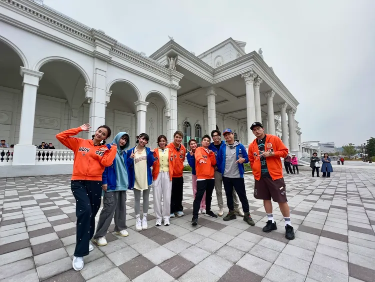 (左起)何妤玟、峮峮、筠熹、蔡黃汝、王仁甫、劉心語、Eason、許得瑋、孫協志、許孟哲。中視提供