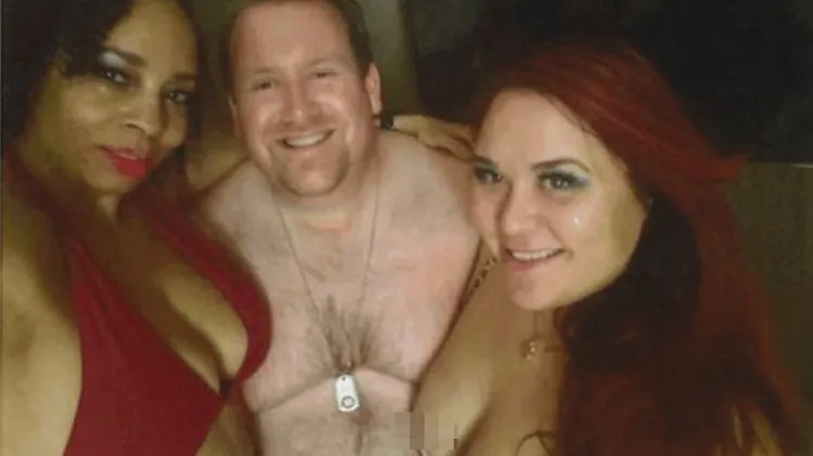 美國拉斯維加斯女法官芭蘿（左）跟另2位公設辯護人火熱共浴。她還在臉書發文，「羅伯森（男公設辯護人）被大ㄋㄟㄋㄟ包圍嘞」。翻攝臉書/Erika Ballou