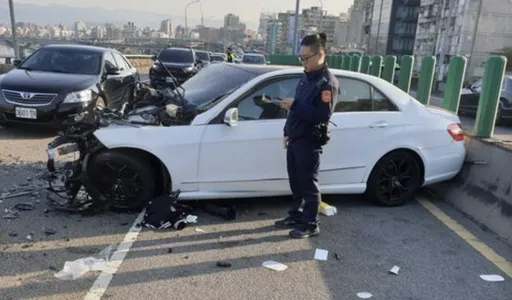 開工日憾事!北市中興橋賓士自撞分隔島車頭潰縮 30歲男駕駛送醫不治