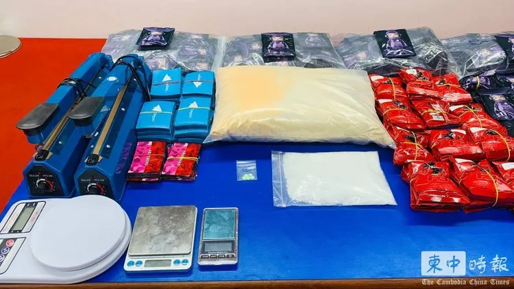 柬警記者會上陳列起出的毒品及相關用具。翻攝《柬中時報》
