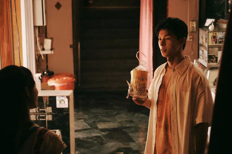 許光漢與清原果耶片中在擁有70年歷史的全美戲院約會。翻滾吧男孩電影有限公司提供