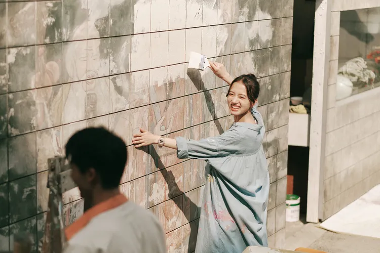 清原果耶片中幫KTV畫壁畫，實際上是導演的姊姊所繪。翻滾吧男孩電影有限公司提供