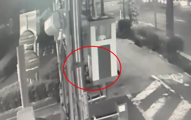 孫男被壓在地上痛毆。翻攝畫面