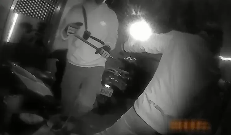 警方於凌晨出擊破門查緝。翻攝畫面