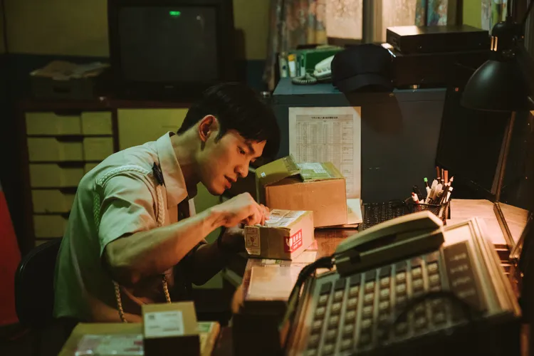 張書豪飾演會偷拆包裹的社區警衛。CATCHPLAY+提供