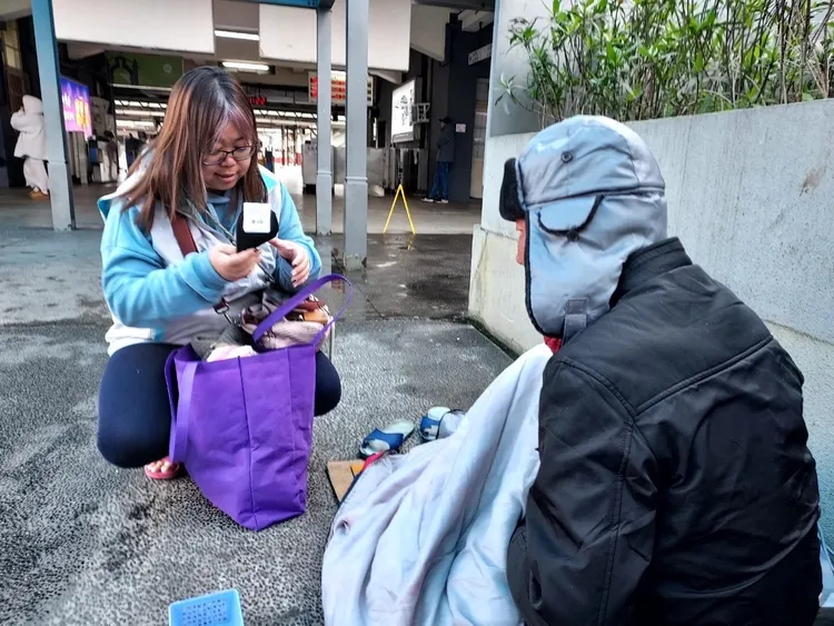 社工啟動街友低溫關懷措施。新竹市府提供