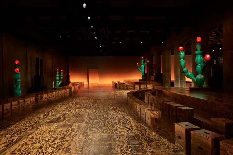 BOTTEGA VENETA 2024秋冬秀場以南義景致為靈感設計，秀場座椅是與義大利國寶級家具品牌Cassina攜手打造。品牌提供