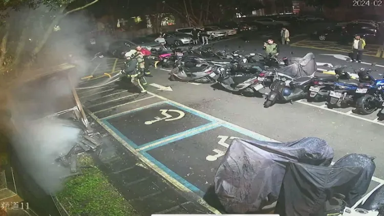 消防人員到場撲滅火勢。翻攝畫面